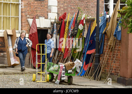 Chester, UK. 16. Juni 2017. Crew machen Sie eine Pause von den Dreharbeiten des neuen Mike Leigh Films Peterloo. Dreharbeiten statt in Abbey Square und Chester Cathedral. Bildnachweis: Andrew Paterson/Alamy Live-Nachrichten Stockfoto