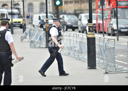 Houses of Parliament, London, UK. 16. Juni 2017. Vor den Toren der wichtigsten von den Houses of Parliament ist ein Mann festgenommen. Bildnachweis: Matthew Chattle/Alamy Live-Nachrichten Stockfoto
