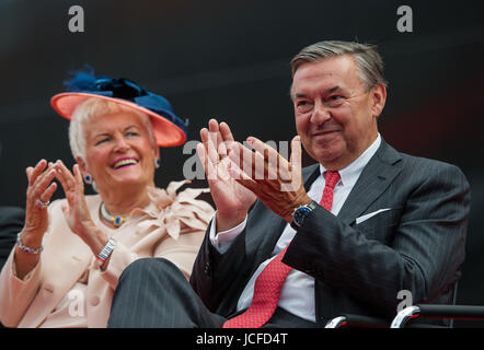 Hamburg, Deutschland. 16. Juni 2017. Aufsichtsratsvorsitzender der Hapag Lloyd Michael Behrendt (R) und Patin Christine Kühne (L) klatscht in die Hände während der Taufe des Schiffes in Hamburg, Deutschland, 16. Juni 2017. Foto: Christina Sabrowsky/Dpa/Alamy Live News Stockfoto