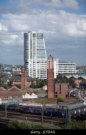 Bridgewater Place, den Spitznamen The Dalek ist ein Büro- und Wohn-Hochhaus in Leeds, West Yorkshire, England. Es ist das höchste Gebäude in Yorkshire und hielt diesen Rekord seit September 2005 gekrönt wird. Es ist bei bis zu 25 Meilen (40 Kilometer) von den meisten Bereichen sichtbar. Obwohl das höchste Gebäude in Yorkshire, es ist nicht das höchste Bauwerk. Sendemast Emley Moor, 13 Meilen südlich von Bridgewater Ort ist größer und ist das höchste Bauwerk im Vereinigten Königreich. Bildnachweis: Windmühle Bilder/Alamy Live-Nachrichten Stockfoto