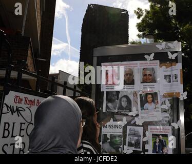 London, UK. 16. Juni 2017. Frauen lesen Nachrichten nahe der Szene des Feuers in Grenfell Tower in London, Großbritannien, am 16. Juni 2017. Bildnachweis: Jakub Dospiva/CTK Foto/Alamy Live-Nachrichten Stockfoto