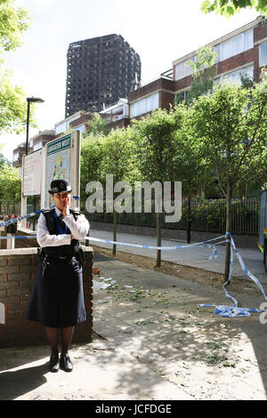 London, UK. 16. Juni 2017. Ein Polizist bewacht den Eingang zum Turm Grenfell Credit: Amer Ghazzal/Alamy Live-Nachrichten Stockfoto