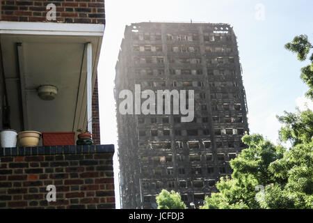 London, UK. 16. Juni 2017. Die verkohlten bleibt und geschwärzt Grenfell Turmbau Credit: Amer Ghazzal/Alamy Live-Nachrichten Stockfoto