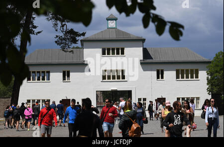 Besucher zu Fuß vor das ehemalige Kommandantenhaus in das ehemalige Konzentrationslager Sachsenhausen in Oranienburg, Deutschland, 16. Juni 2017. Die Organisation der Masse Morde in das ehemalige Konzentrationslager Sachsenhausen steht im Mittelpunkt einer neuen Dauerausstellung der Gedenkstätte Orawork teilen Delinquentsnienburger. Auf der Grundlage der Ermordung von 13,000 sowjetische Gefangene des Gesetzes im Herbst 1941 durch ein "Schuss-in-the-Hals-Machine" und die Ermordung von etwa 3,000 Gefangenen kurz vor dem Ende des Krieges ist es nachzuweisen wie die Abteilungen des Camp-Staates Sicherheit gearbeitet Stockfoto