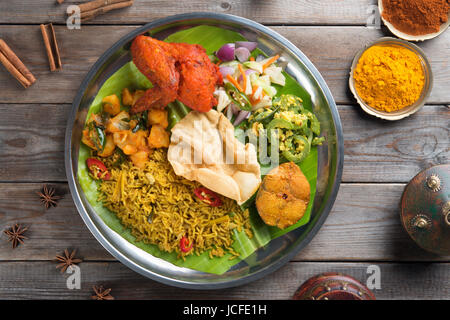 Draufsicht der indischen Biryani Reis in voller Länge auf Holztisch Hintergrund. Stockfoto