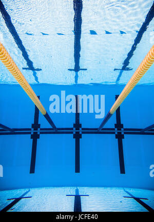 Leere 50 m Olympia Außenpool und Dividing Zeilen aus Unterwasser Stockfoto