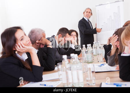 Foto von traurig Business-Team, die Teilnahme an dem Seminar Stockfoto