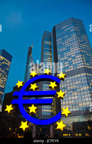 Euro-Zeichen, Eurotower, ehemalige Europäische Zentralbank, Frankfurt Am Main, Hessen, Deutschland Stockfoto