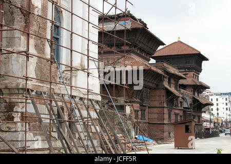 Das Gerüst verkleidet Gaddi Baithak und Kathmandu Durbar Square Basantapur Darbar Kshetra Nachbargebäude Stockfoto