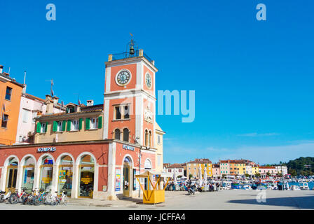 Trg Marsala Tita, Tito-Platz durch den Hafen, alte Stadt, Rovinj, Istrien, Kroatien Stockfoto