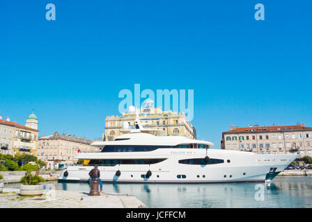 Hafen, Hafen, Marina und Gat Karoline Rijecke Bereich bei Riva am Meer Street, Rijeka, Kvarner Bucht, Kroatien Stockfoto
