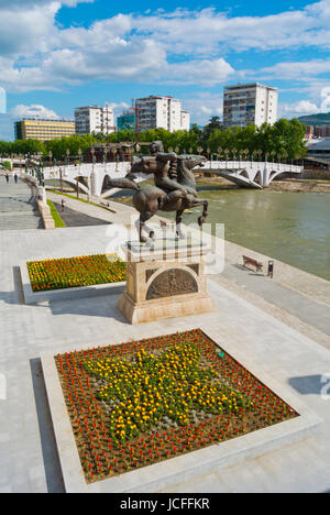 Vardar Fluß, mit Karpos Statue und Auge Brücke, Skopje, Mazedonien Stockfoto