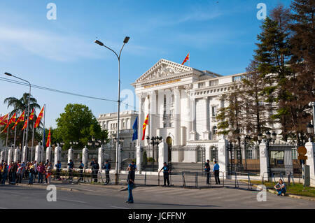 Regierungsgebäude, am Llinden Boulevard, mit Demonstranten und der Polizei vor, Skopje, Mazedonien Stockfoto