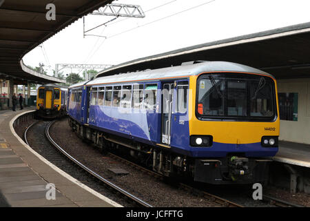 Zwei Diesel Triebwagen in Carnforth Bahnhof. Ein 156 und eine Klasse 144e, Pacer Evolution, eine Einheit von leasing-Porterbrook aktualisiert. Stockfoto