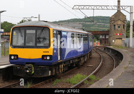 Klasse 144e Pacer Evolution verlassen Carnforth. Dieses Gerät wurde für Porterbrook leasing für den Einsatz nach 2020 durch wenn alte Pacers zurückgezogen werden aktualisiert Stockfoto