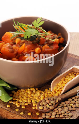 Linsen mit Karotten und Kartoffeln in einer Holzschale. Gesunde Lebensweise. Stockfoto