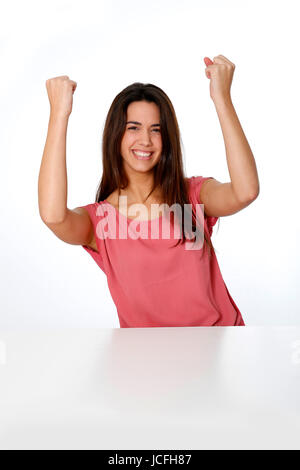 Erfolgreiche und fröhliche junge Mädchen mit Arme nach oben Stockfoto