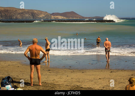 Rentner, die an einem heißen sonnigen Tag in Playa Las Americas in Teneriffa in die spanischen Kanarischen Inseln am Strand entspannen Stockfoto