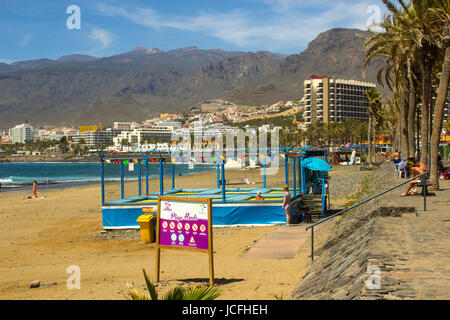 Die Sandbucht Playa Las Americas in Teneriffa auf den spanischen Kanarischen Inseln an einem heißen sonnigen Tag Stockfoto