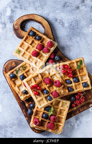 Belgische Waffeln mit Beeren Stockfoto