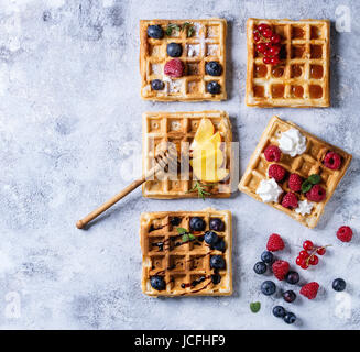 Belgische Waffeln mit Beeren Stockfoto