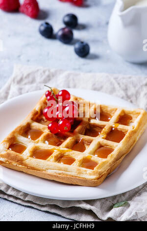 Belgische Waffeln mit Beeren Stockfoto