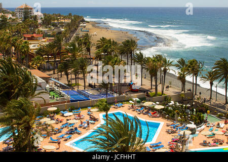 Ein Blick vom Balkon über den sonnigen Strand und Bucht am Playa Las Americas in Teneriffa auf den Kanarischen Inseln Stockfoto