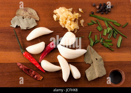 Eine Übersichtsskizze an verschiedene Gemüse und Gewürzen auf ein Schneidebrett in der Küche verwendet werden. Stockfoto