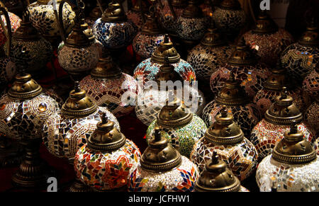 Vintage Bunte türkische Lampen auf der Straße. Stockfoto