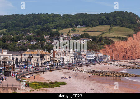 Blick vom Connaught Gärten entlang der Esplanade und Strandpromenade von Sidmouth, Devon. Stockfoto