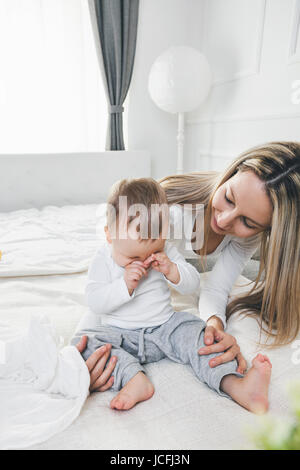 Mutter, die versucht, ihr weinendes Kind trösten Stockfoto