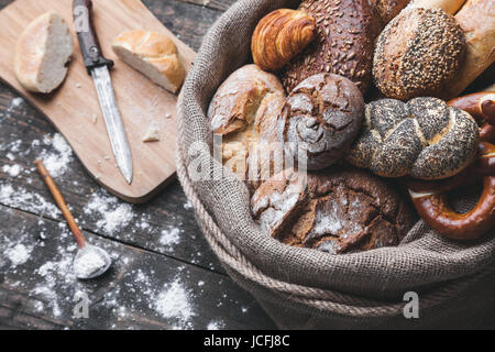 Lecker, frisch gebackenes Brot in meschotschek auf hölzernen Hintergrund Stockfoto