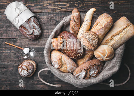 Lecker, frisch gebackenes Brot in meschotschek auf hölzernen Hintergrund Stockfoto