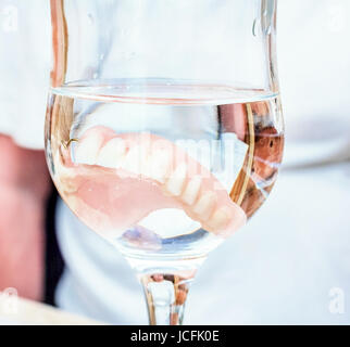 Großen Kunstzähne in Glas Wasser Stockfoto