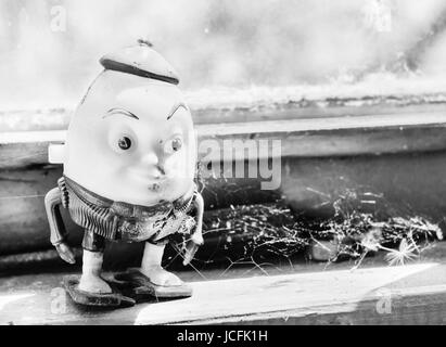 Humpty Dumpty Spielzeug alt für redaktionelle Bilder in schwarz / weiß Stockfoto