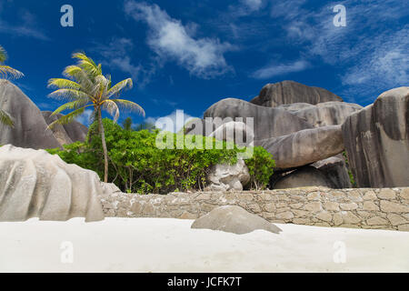Strand der Insel im Indischen Ozean auf den Seychellen Stockfoto