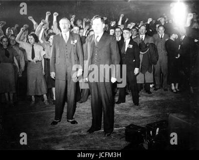 Französische Präsident der Volksfront Léon Blum, angefeuert von der Menschenmenge in das Vélodrome d ' Hiver in Paris, der Tag, nachdem er seine neue Regierung vorgestellt. Zu diesem Zeitpunkt ist das ganze Land durch Streiks wie gelähmt.  Zu seiner linken, Maurice Thorez.  7. Juni 1936 Stockfoto