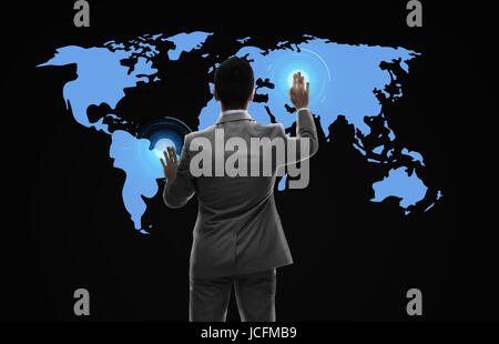 Geschäftsmann, arbeiten mit virtuellen Weltkarte Stockfoto