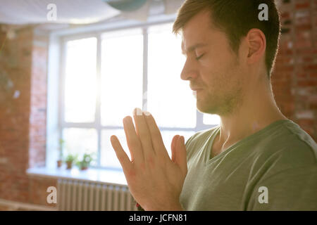 Nahaufnahme des Menschen meditieren im Yogastudio Stockfoto