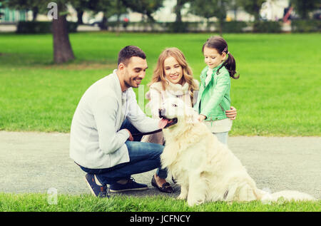 glückliche Familie mit Labrador Retriever Hund im park Stockfoto