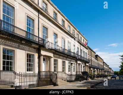 Ansicht von Stadthäusern auf historischen Regent Terrasse unter Calton Hill in Edinburgh, Schottland, Vereinigtes Königreich Stockfoto