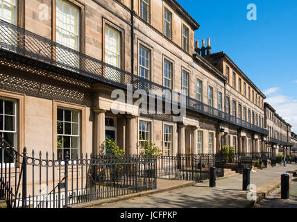 Ansicht von Stadthäusern auf historischen Regent Terrasse unter Calton Hill in Edinburgh, Schottland, Vereinigtes Königreich Stockfoto