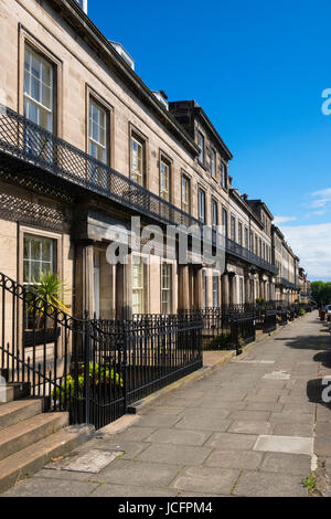 Ansicht von Stadthäusern auf historischen Regent Terrasse unter Calton Hill in Edinburgh, Schottland, Vereinigtes Königreich Stockfoto