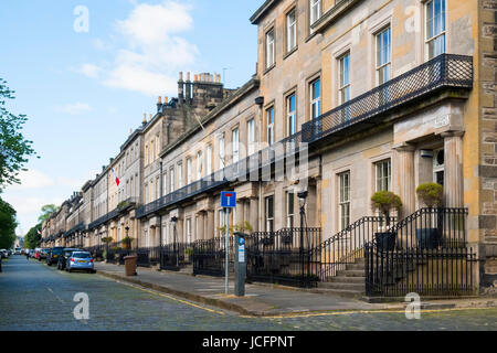 Ansicht von Stadthäusern auf historischen Regent Terrasse unter Calton Hill in Edinburgh, Schottland, Vereinigtes Königreich Stockfoto