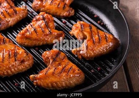 Gebratene Hähnchenflügel Grillen auf Grillpfanne Stockfoto