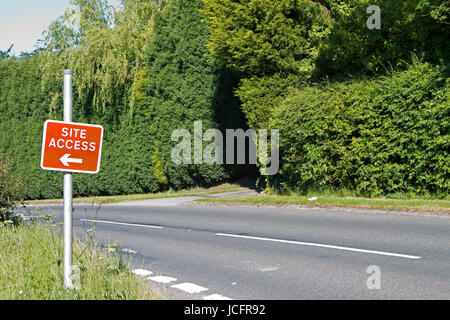 B-Straße im Landkreis Seite mit Nadelbaum Rand und rote Website melden. Asphalt/Asphaltdecke mit weißen gestrichelten Linien Stockfoto