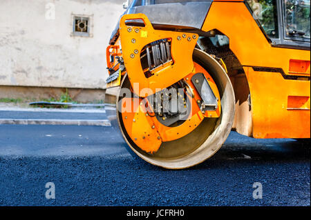 Schwere Tandem Vibration Walze Walzenzug auf Asphaltplasterung arbeitet für die Reparatur von Straßen. Stockfoto