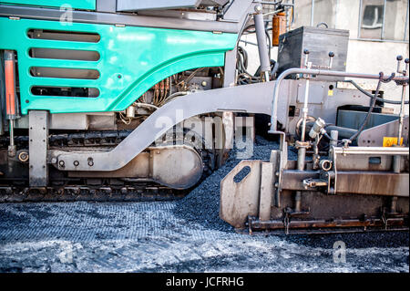 Asphalt-Fertiger-Maschine beim Straßenbau und Reparatur arbeiten Stockfoto