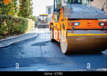 Tandem Vibration Walze Verdichter arbeitet an Asphaltdecke Stockfoto