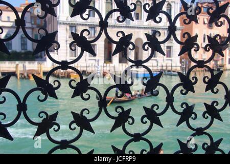 Der Canal Grande in Venedig, durch eine schmiedeeiserne Fenster Grill im Peggy-Guggenheim-Museum zu sehen. Venedig, Italien, Europa. Stockfoto